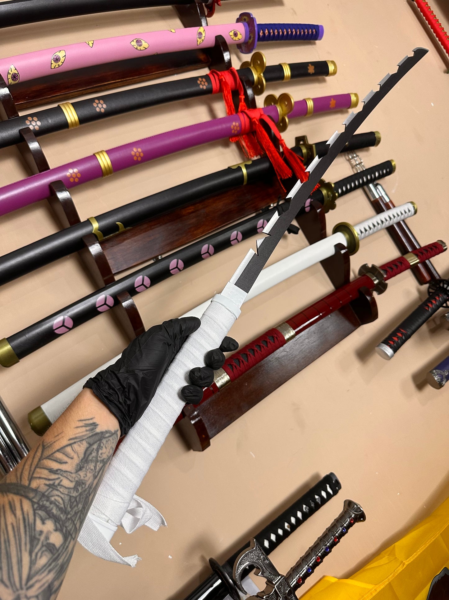 Katana De Metal Decorativa de Inosuke Hashibira – Demon Slayer