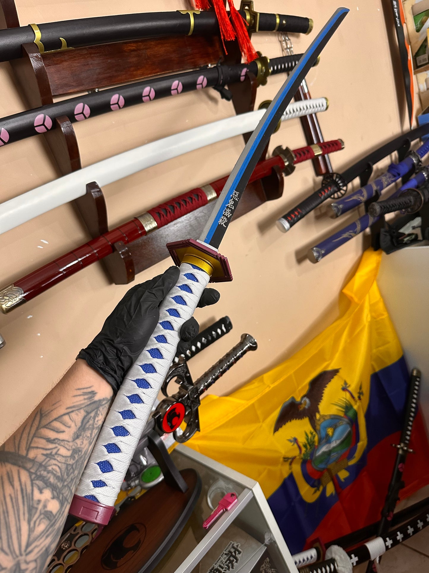 Katana De Metal de Tomioka de Kimetsu no Yaiba - Demon Slayer con hoja azul