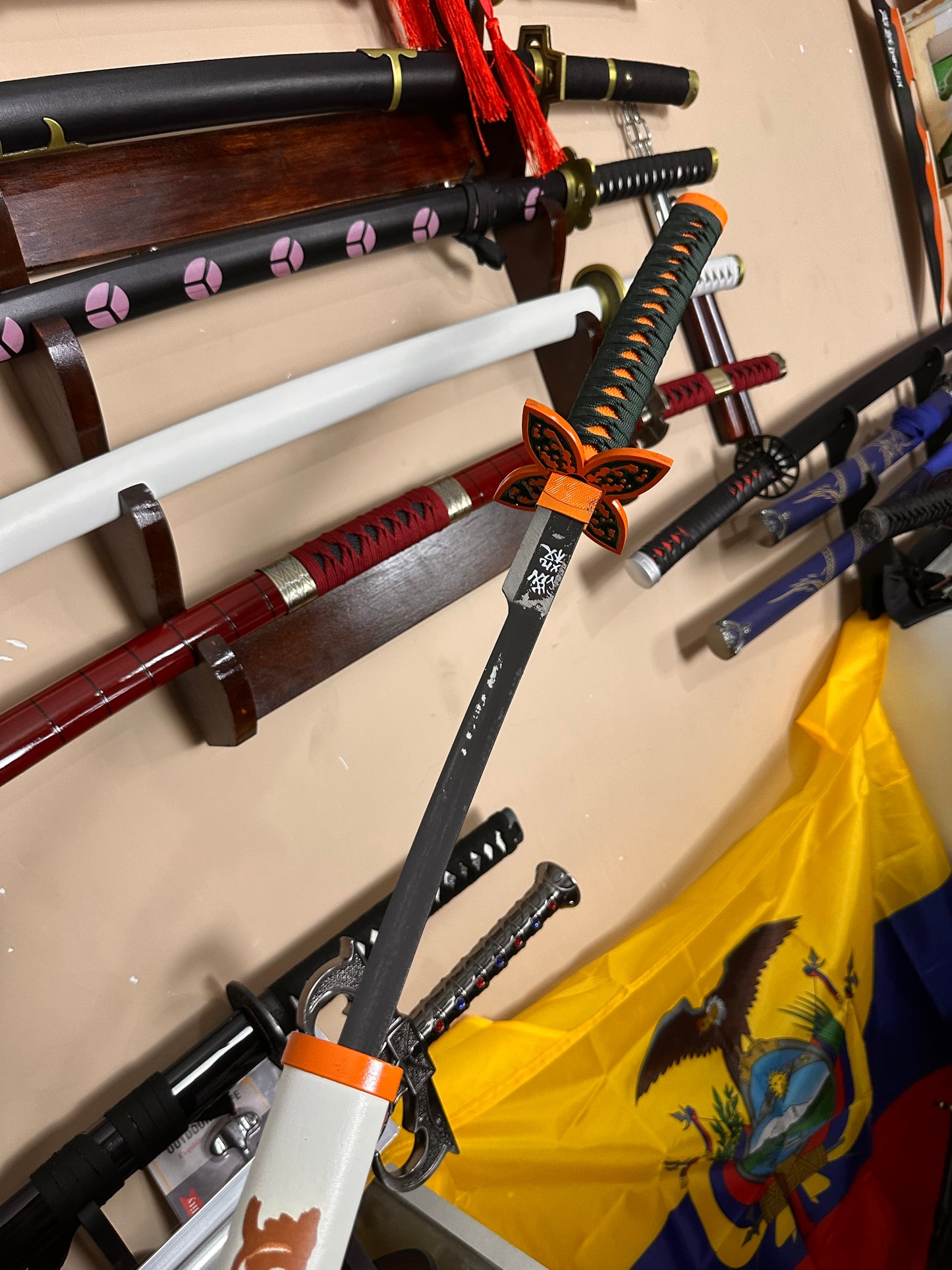 Katana De Metal Decorativa de Kocho Shinobu - Acero Kimetsu no Yaiba - Demon Slayer