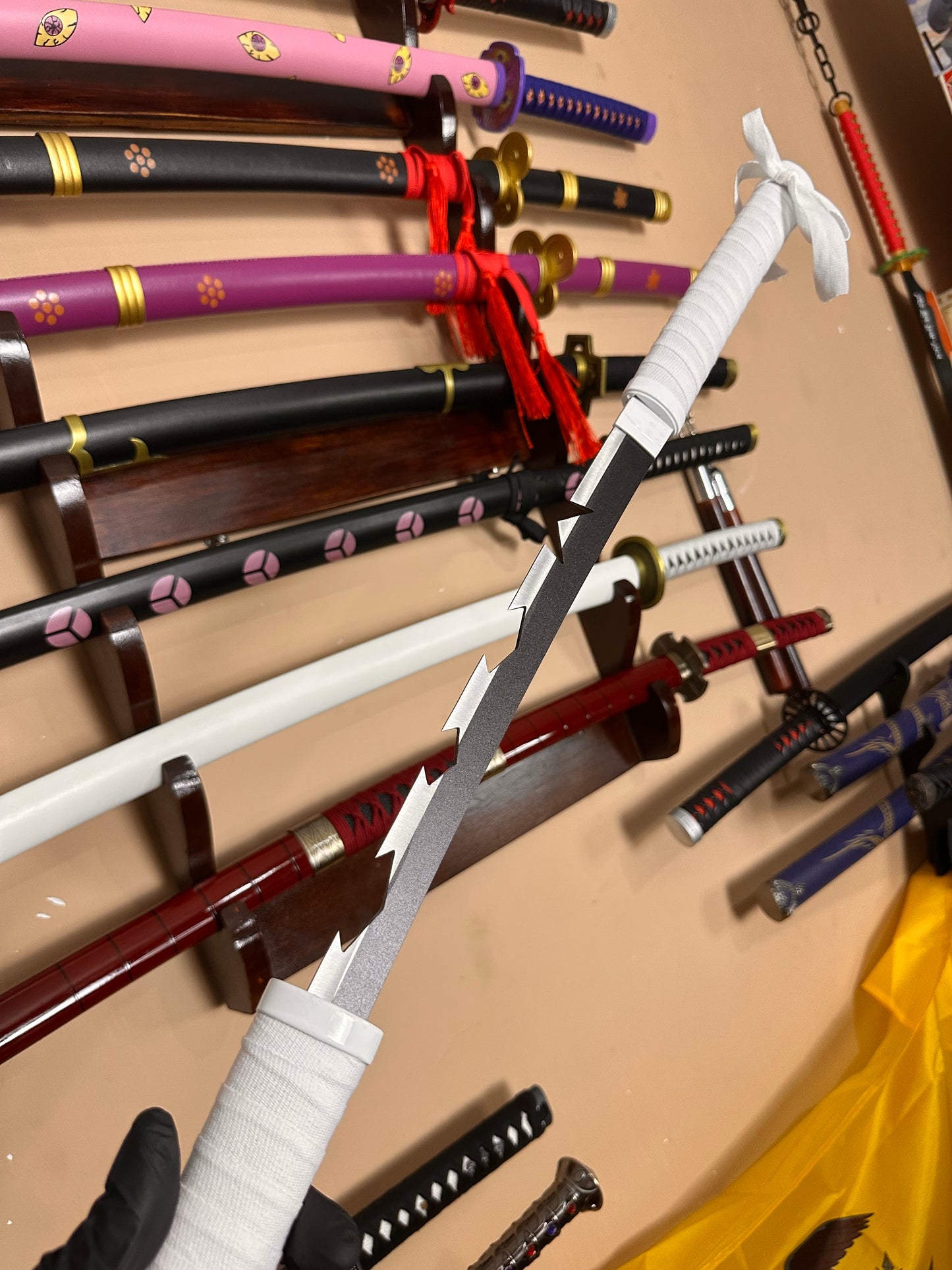 Katana De Metal Decorativa de Inosuke Hashibira – Demon Slayer